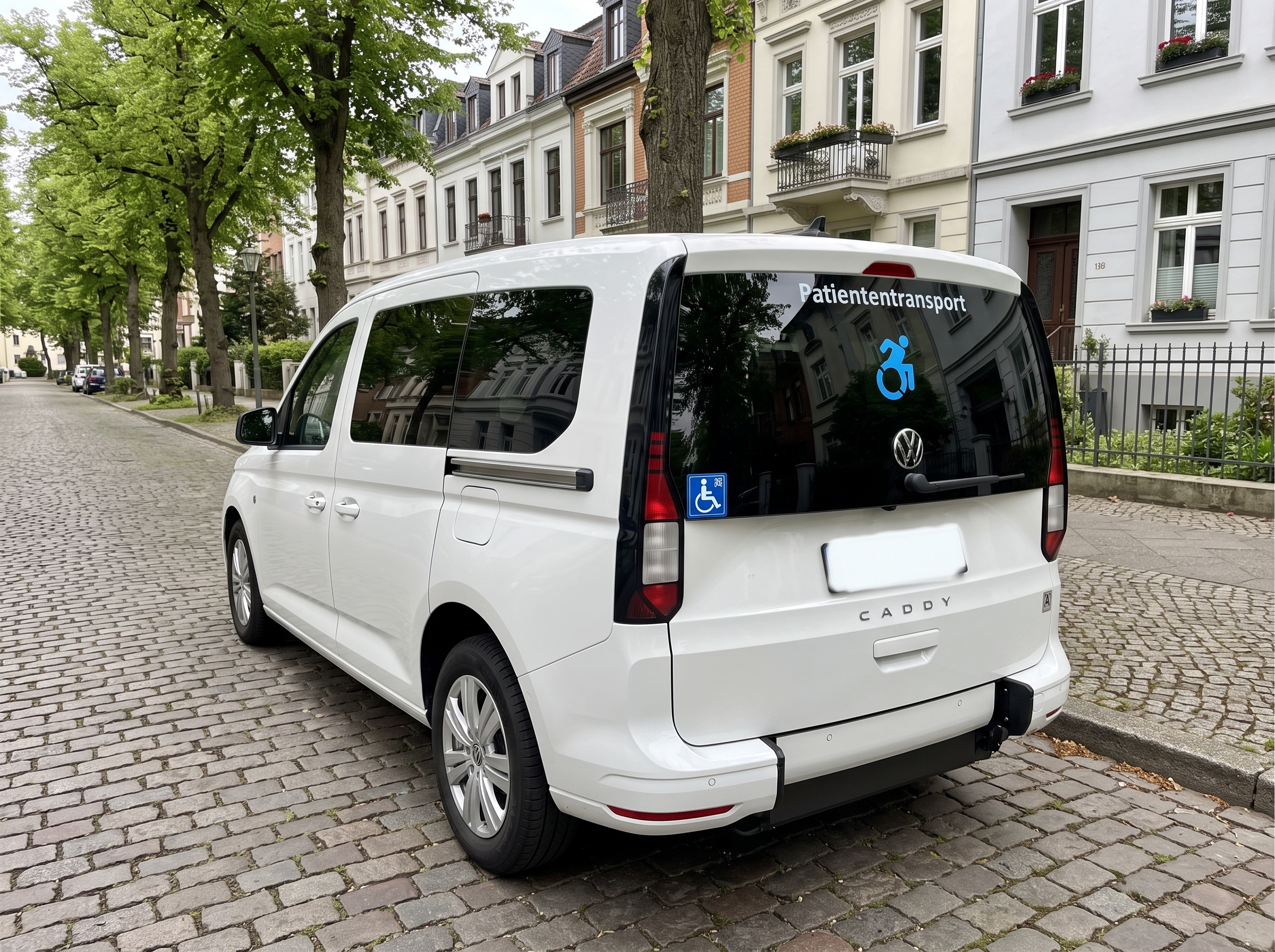 Fahrzeug von Iqbal Patiententransport vor einer Klinik