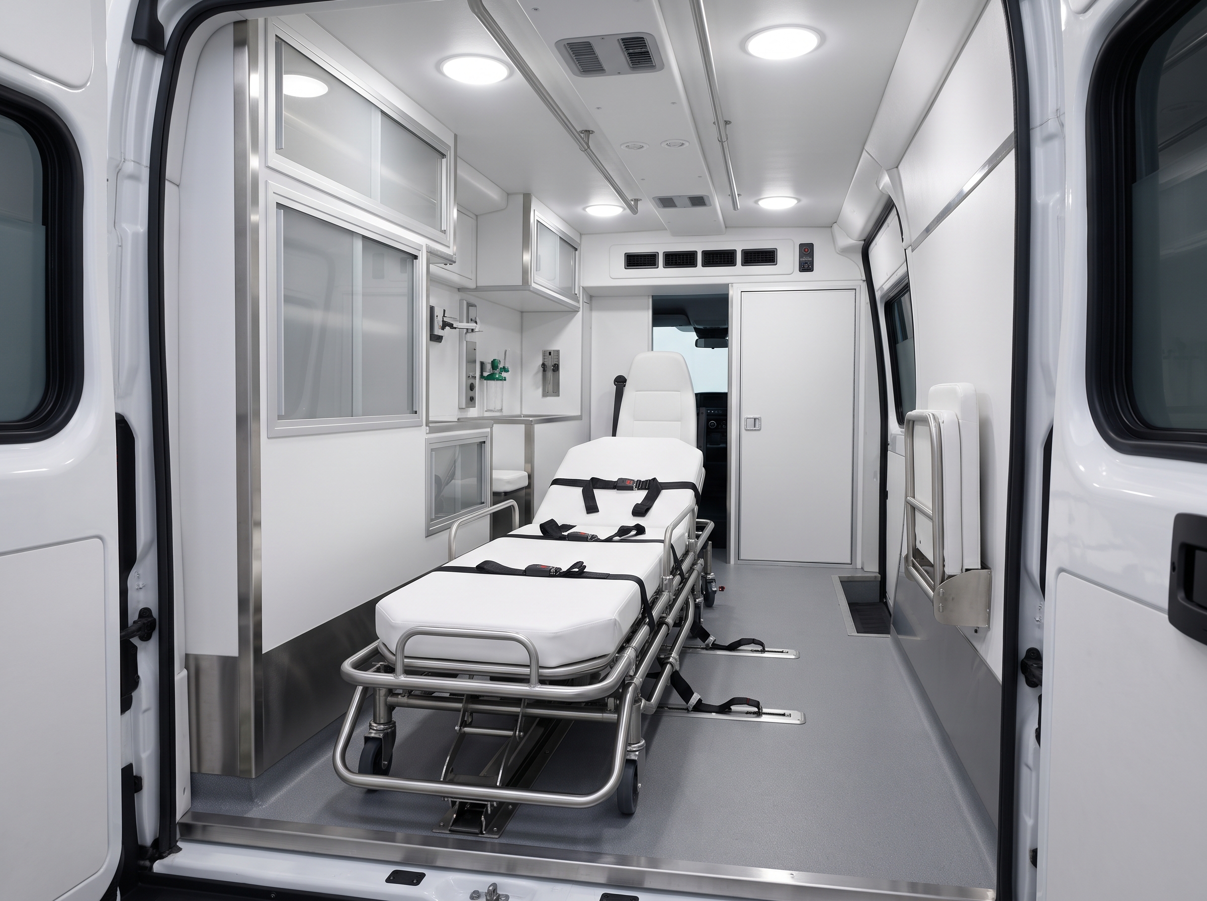Sicher ausgestattetes Fahrzeug fuer Pflegeheimfahrten von Iqbal Patiententransport